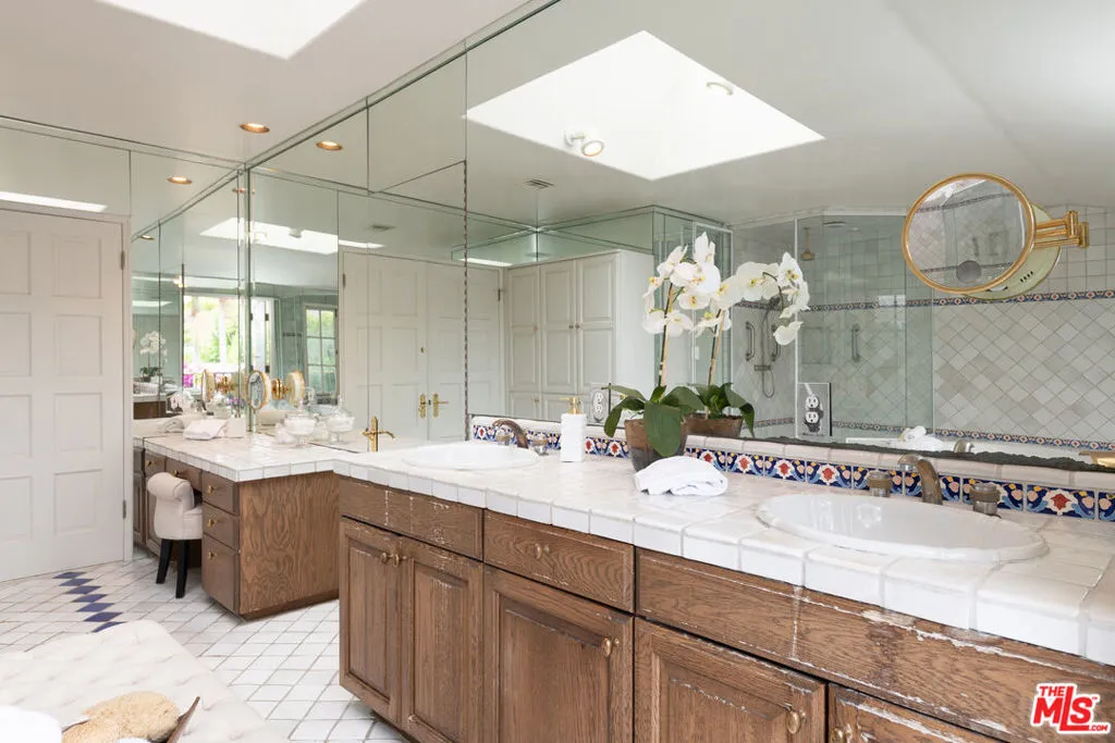 Beverly Hills, California 90212, United States, 4 Bedrooms Bedrooms, ,3 BathroomsBathrooms,Residential,Active,146406