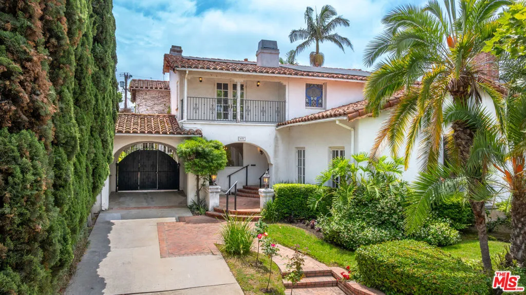 Beverly Hills, California 90212, United States, 4 Bedrooms Bedrooms, ,3 BathroomsBathrooms,Residential,Active,146406