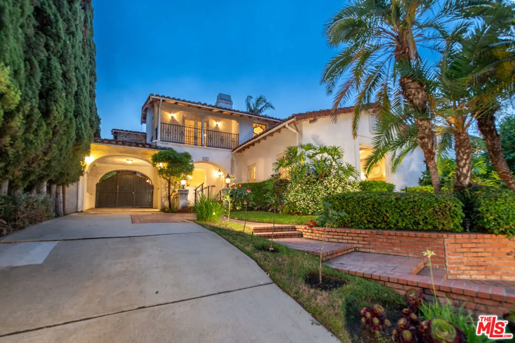 Beverly Hills, California 90212, United States, 4 Bedrooms Bedrooms, ,3 BathroomsBathrooms,Residential,Active,146406