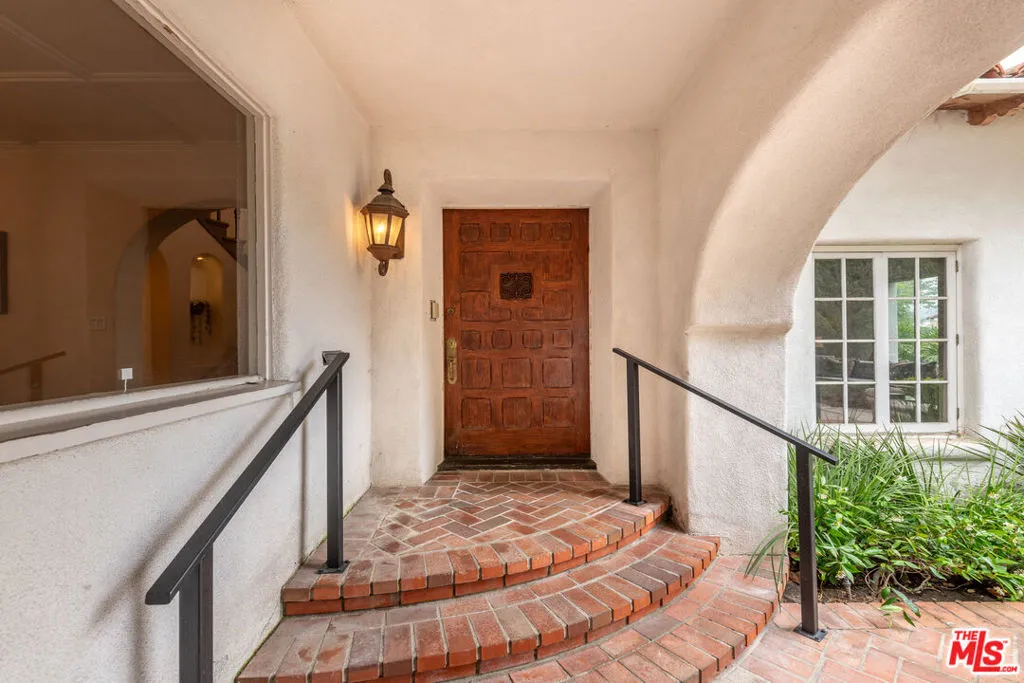 Beverly Hills, California 90212, United States, 4 Bedrooms Bedrooms, ,3 BathroomsBathrooms,Residential,Active,146406