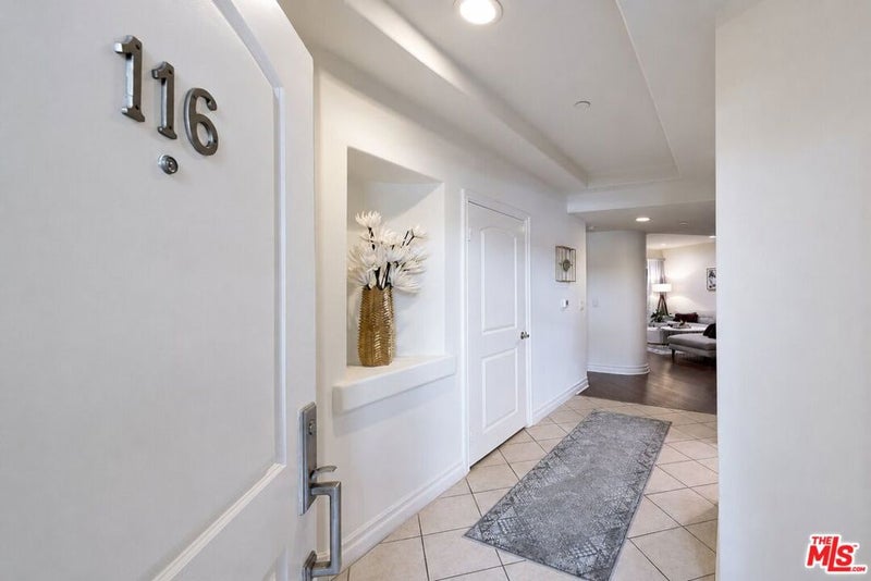 15206 Burbank Boulevard 116