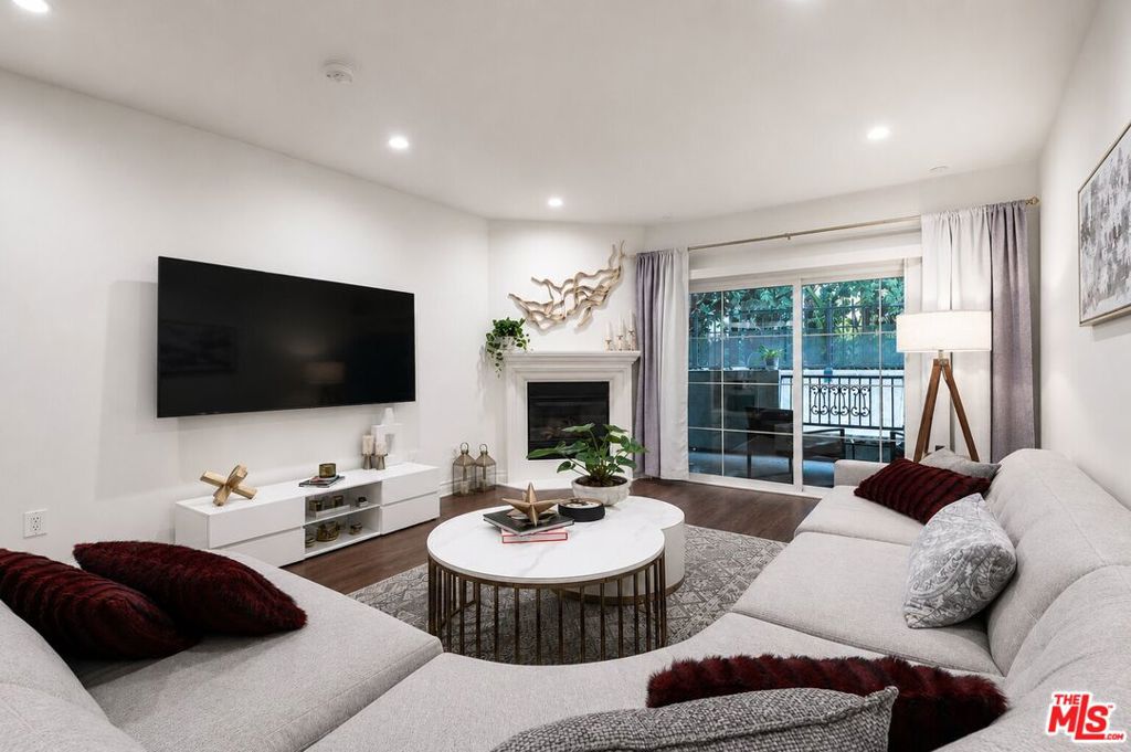 15206 Burbank Boulevard 116
