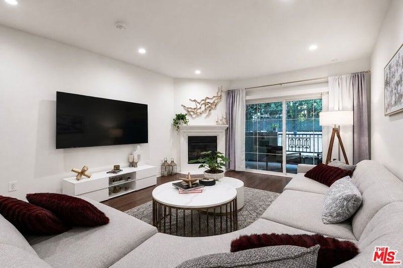 15206 Burbank Boulevard 116