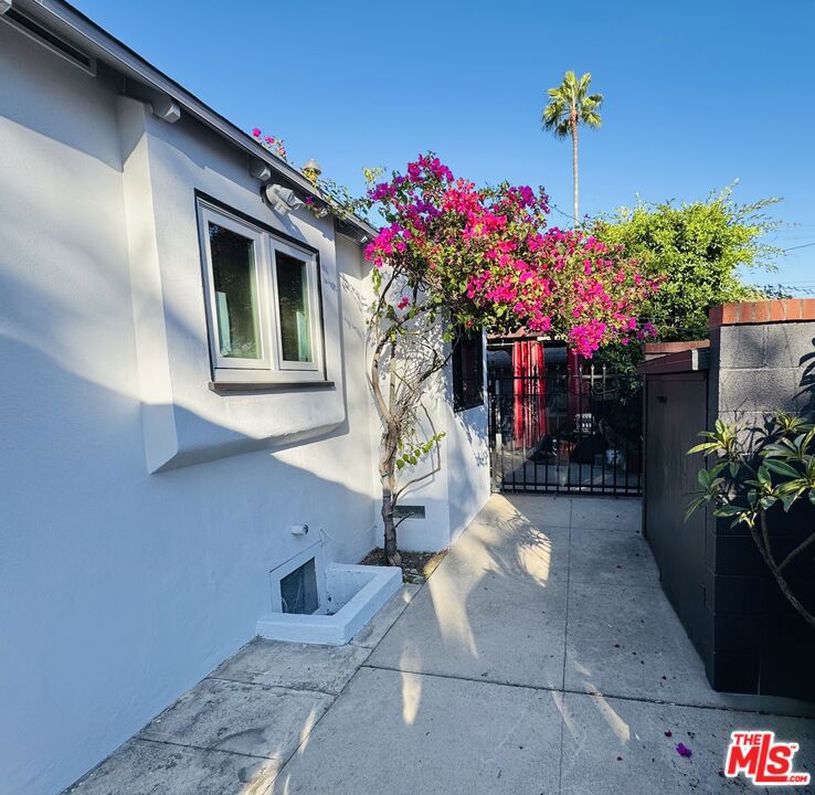 3506 S Redondo Boulevard