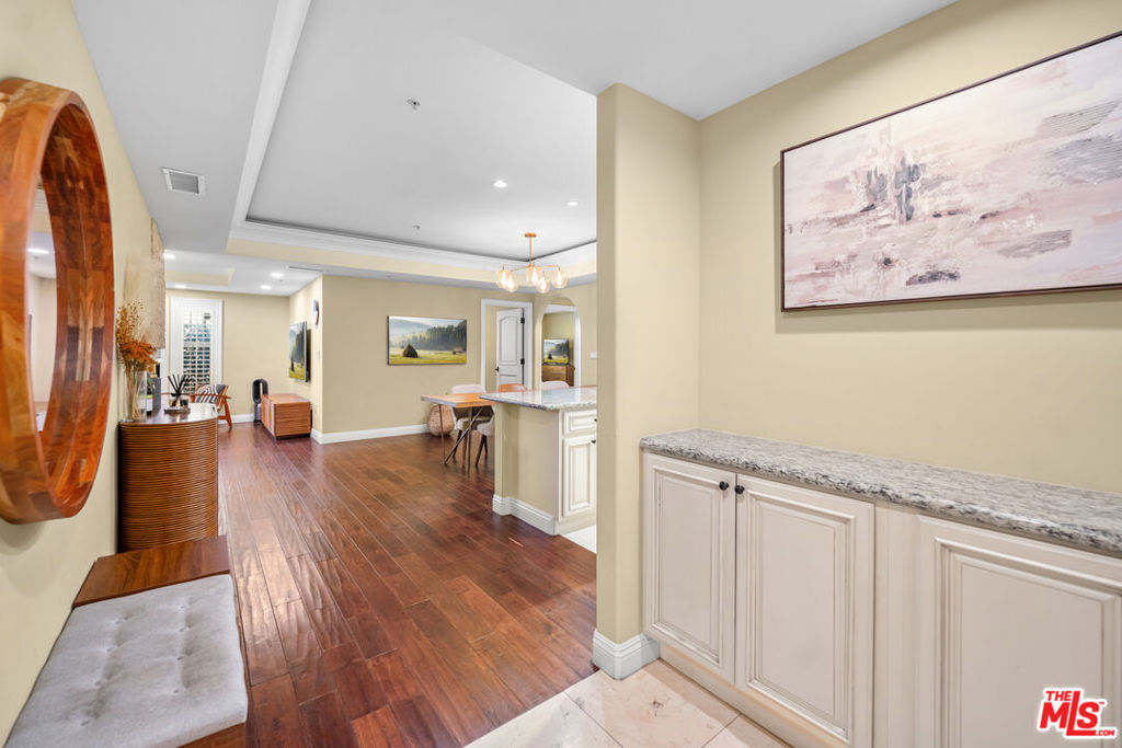837 Crenshaw Boulevard 204