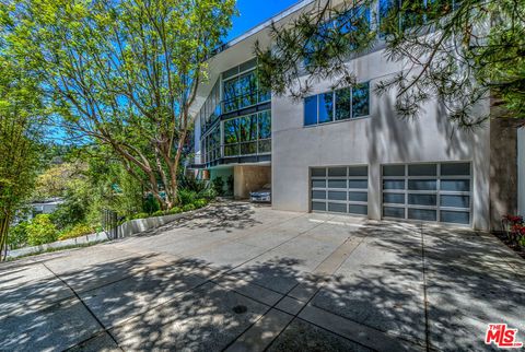 2207 Bowmont Drive Beverly Hills CA 90210