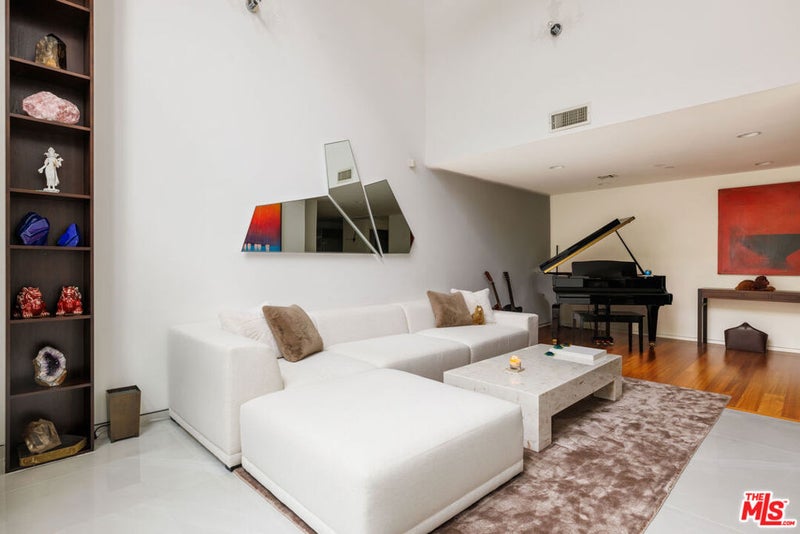 825 N Kings Road 2
