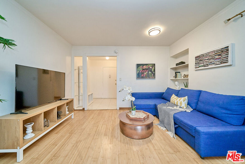 425 S Kenmore Avenue 104