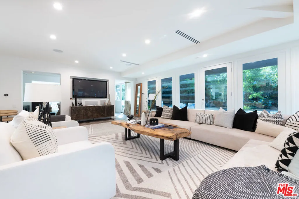 Encino, California 91436, United States, 5 Bedrooms Bedrooms, ,5 BathroomsBathrooms,Residential,Active,236024