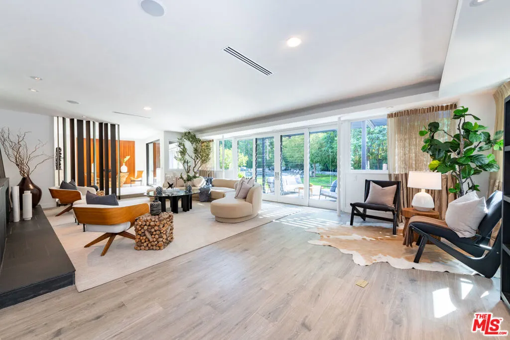 Encino, California 91436, United States, 5 Bedrooms Bedrooms, ,5 BathroomsBathrooms,Residential,Active,236024