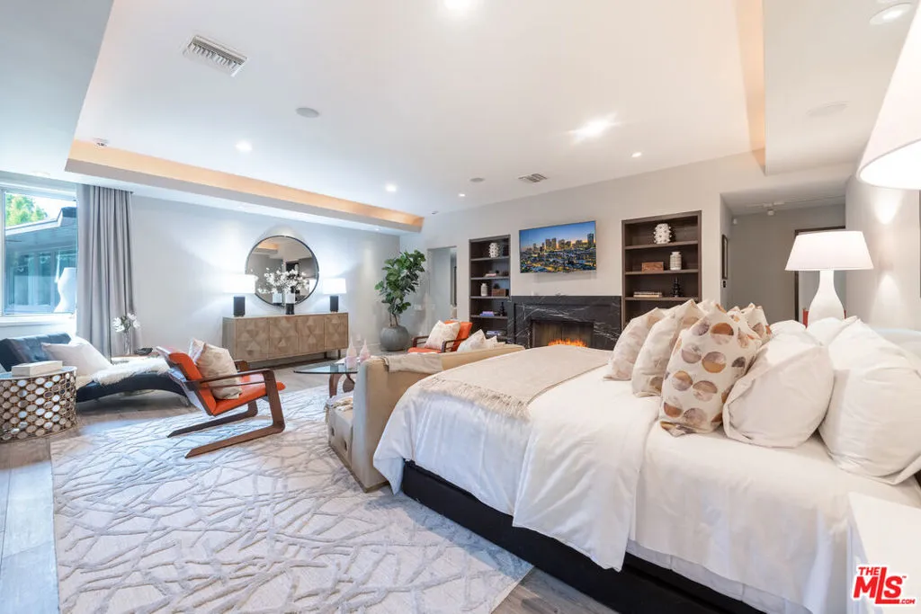 Encino, California 91436, United States, 5 Bedrooms Bedrooms, ,5 BathroomsBathrooms,Residential,Active,236024