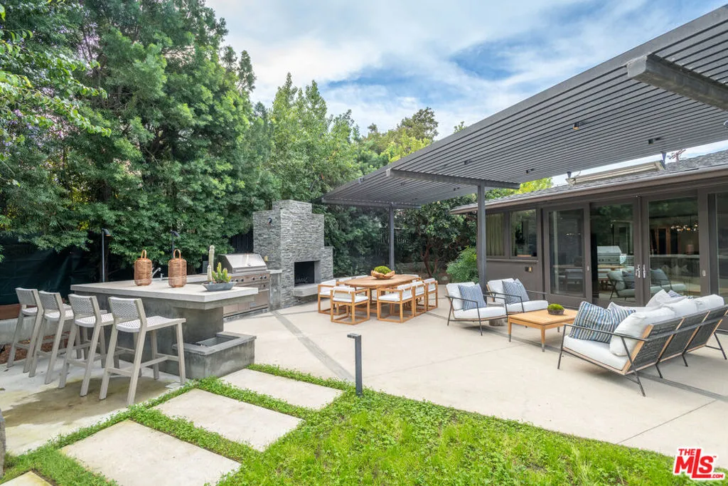 Encino, California 91436, United States, 5 Bedrooms Bedrooms, ,5 BathroomsBathrooms,Residential,Active,236024