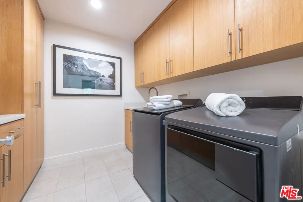 Encino, California 91436, United States, 5 Bedrooms Bedrooms, ,5 BathroomsBathrooms,Residential,Active,236024