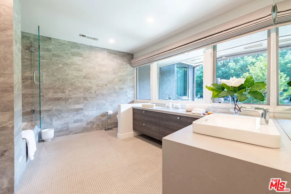 Encino, California 91436, United States, 5 Bedrooms Bedrooms, ,5 BathroomsBathrooms,Residential,Active,236024