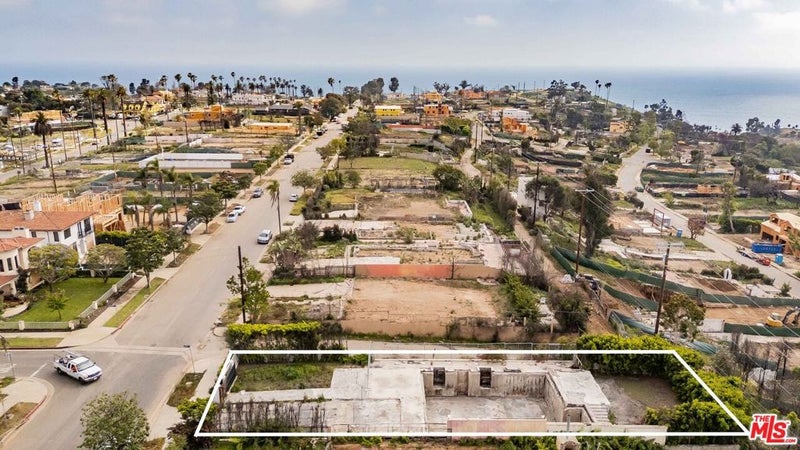 701 Via De La Paz