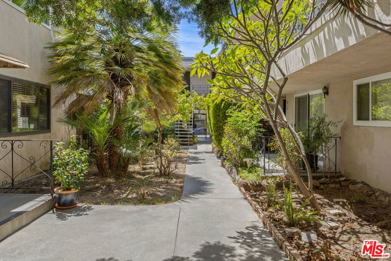 1600 N Hobart Boulevard 15