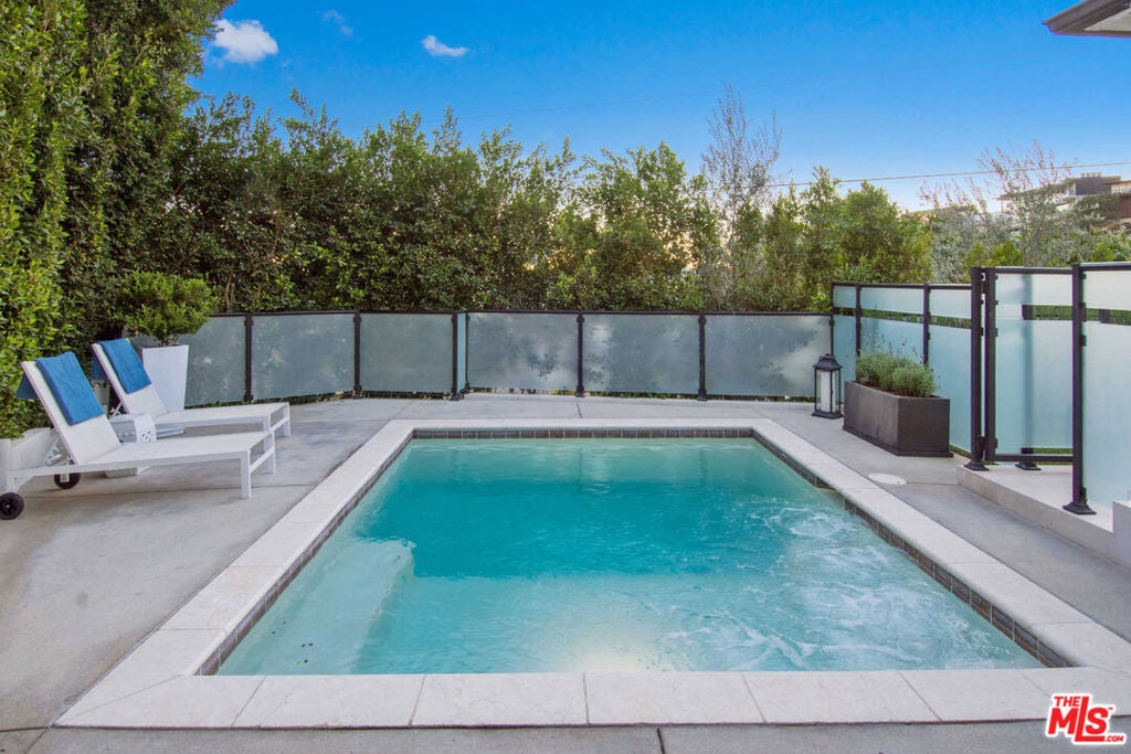 1601 Sunset Plaza Drive