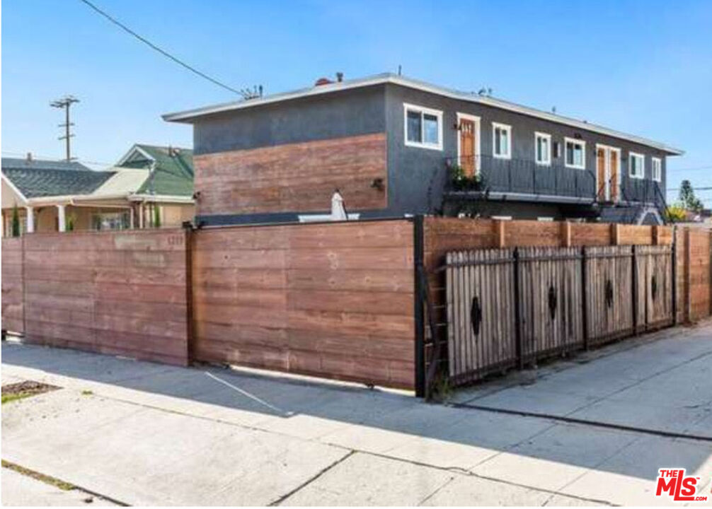 1317 N Kenmore Avenue