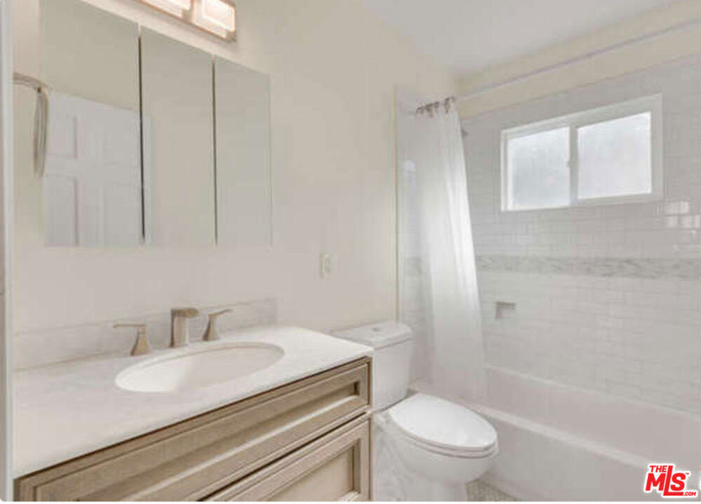 1317 N Kenmore Avenue