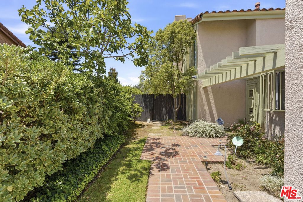 2755 Bottlebrush Drive