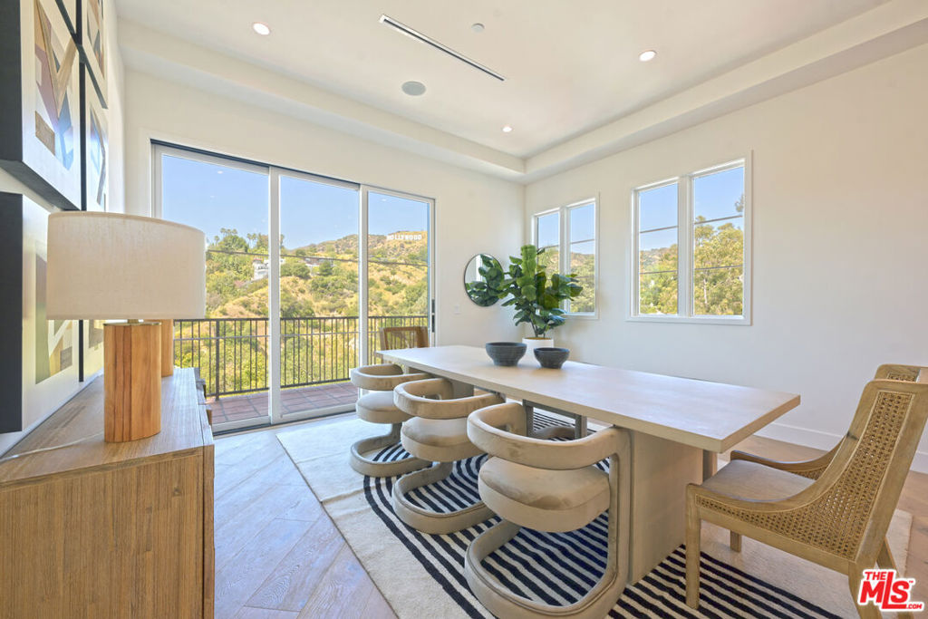 3072 Hollyridge Drive