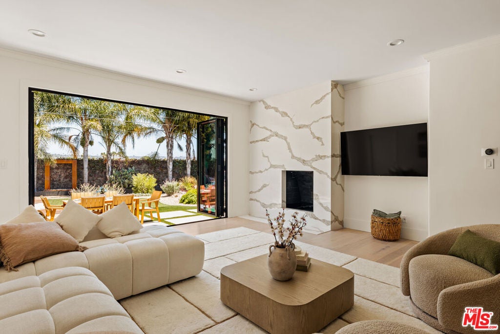 5845 W 74th Street