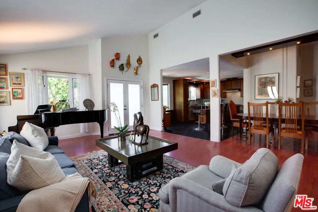 Los Angeles, California 90066, United States, 4 Bedrooms Bedrooms, ,3 BathroomsBathrooms,Residential,Active,150287