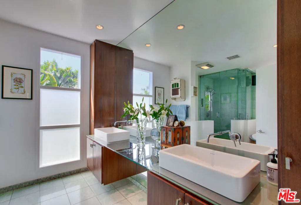 Los Angeles, California 90066, United States, 4 Bedrooms Bedrooms, ,3 BathroomsBathrooms,Residential,Active,150287