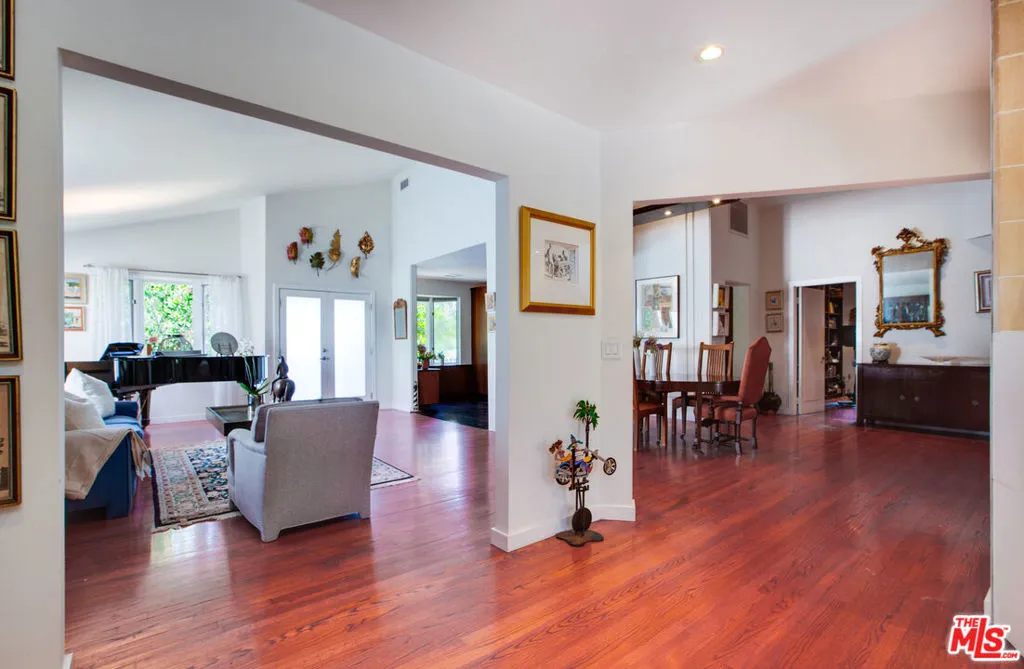 Los Angeles, California 90066, United States, 4 Bedrooms Bedrooms, ,3 BathroomsBathrooms,Residential,Active,150287