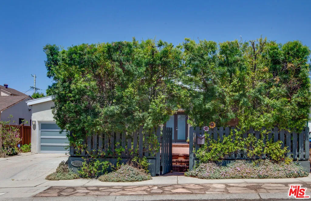 Los Angeles, California 90066, United States, 4 Bedrooms Bedrooms, ,3 BathroomsBathrooms,Residential,Active,150287