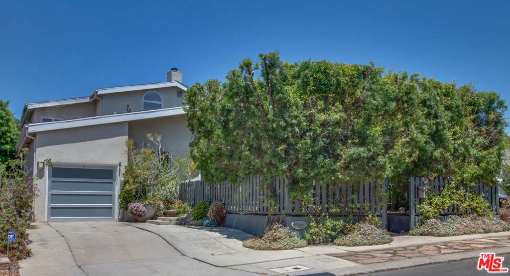 Los Angeles, California 90066, United States, 4 Bedrooms Bedrooms, ,3 BathroomsBathrooms,Residential,Active,150287