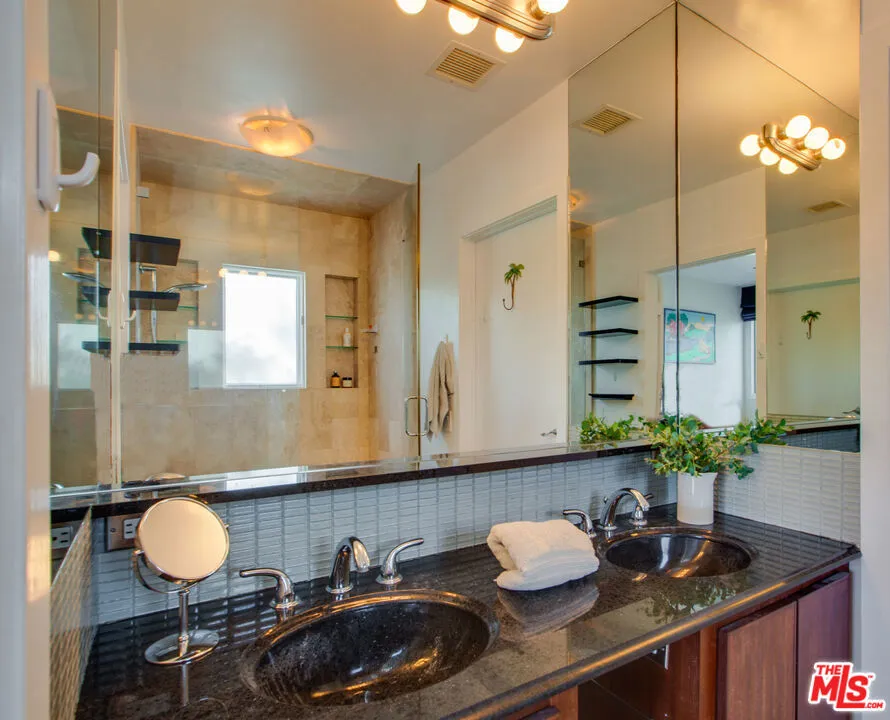 Los Angeles, California 90066, United States, 4 Bedrooms Bedrooms, ,3 BathroomsBathrooms,Residential,Active,150287