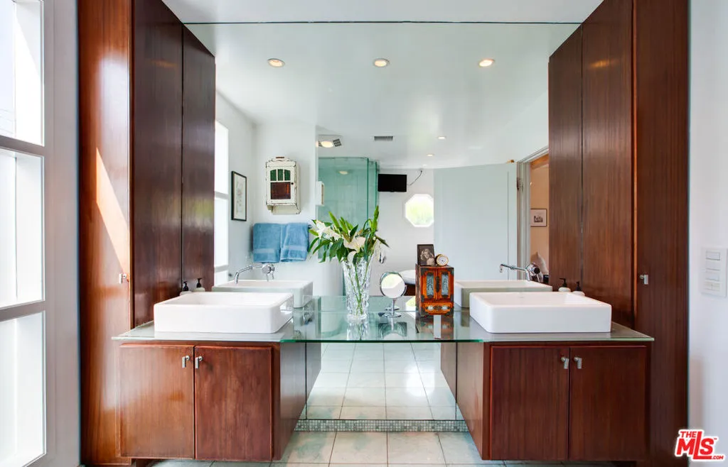 Los Angeles, California 90066, United States, 4 Bedrooms Bedrooms, ,3 BathroomsBathrooms,Residential,Active,150287