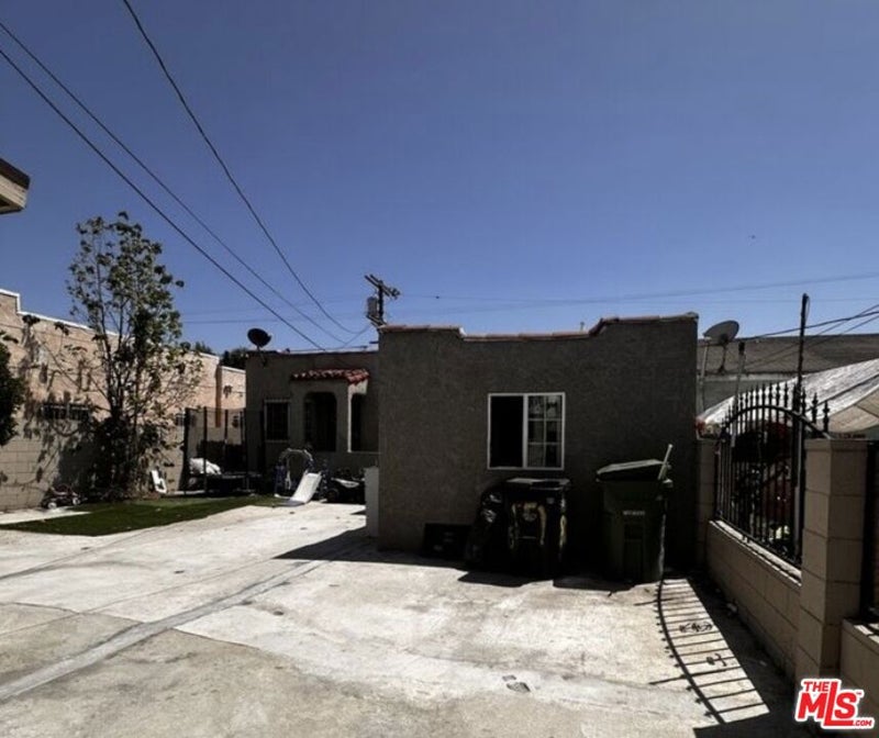 822 E 84th Place