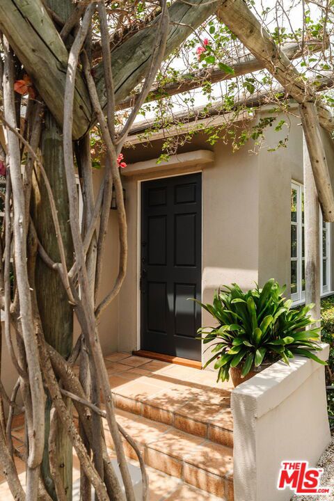 9008 Elevado Street