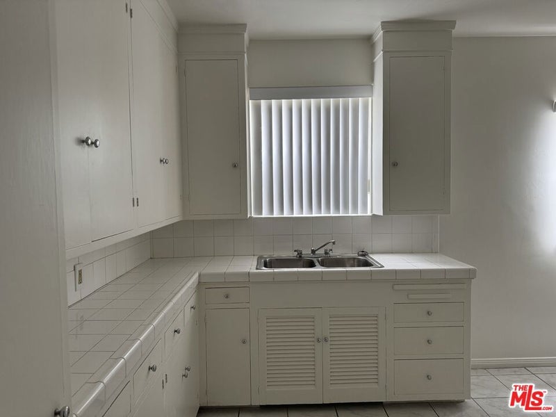2722 W 43rd Place