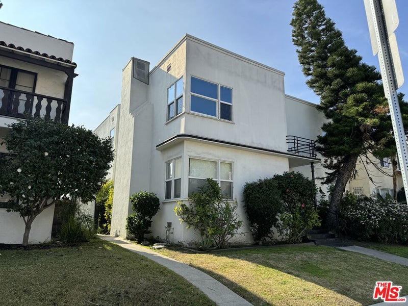 2722 W 43rd Place