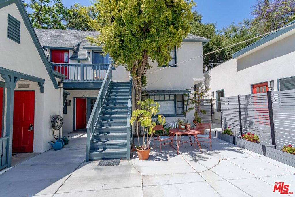 2628 N Beachwood Drive