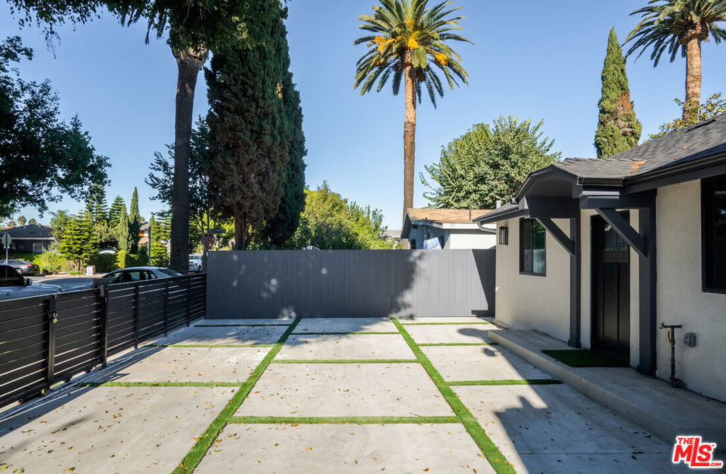 2706 S Cochran Avenue