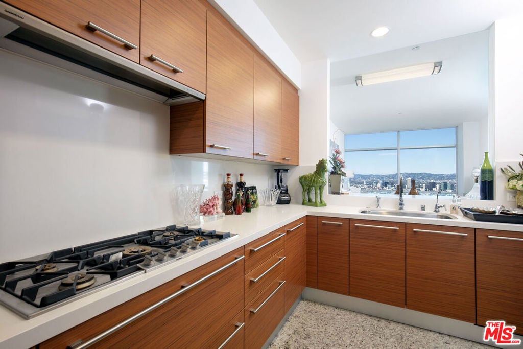 900 W Olympic Boulevard 40F