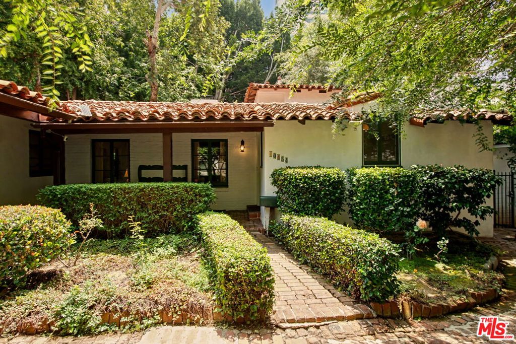 10484 Lindbrook Drive
