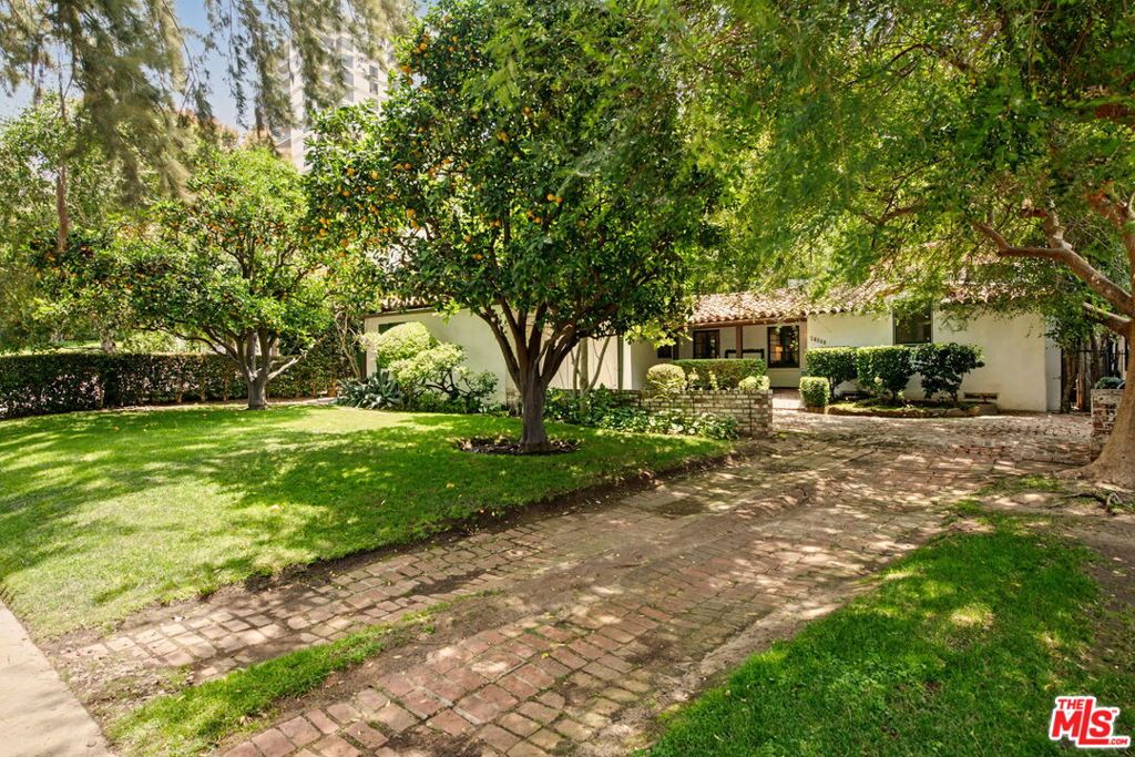 10484 Lindbrook Drive
