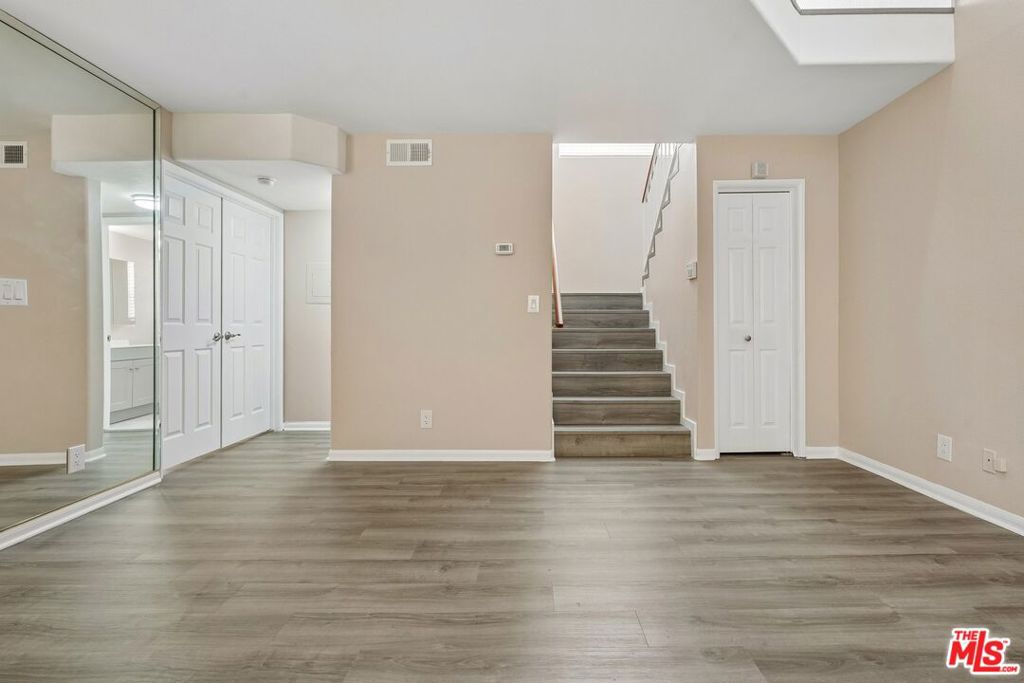 321 W Queen Street 11