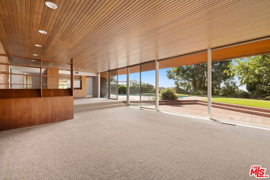 590 N Tigertail Road