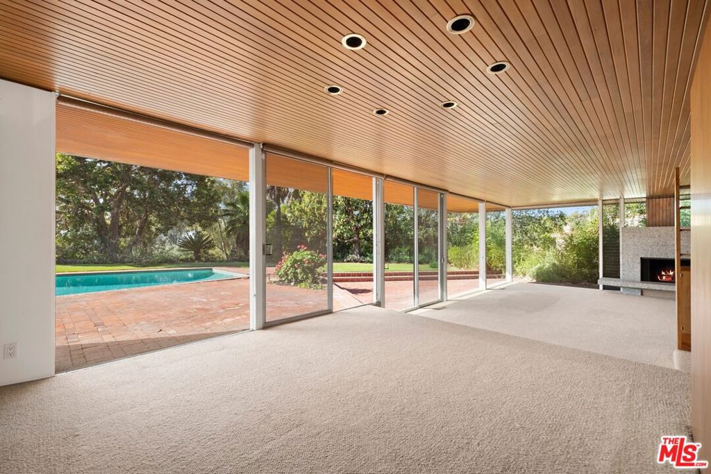 590 N Tigertail Road