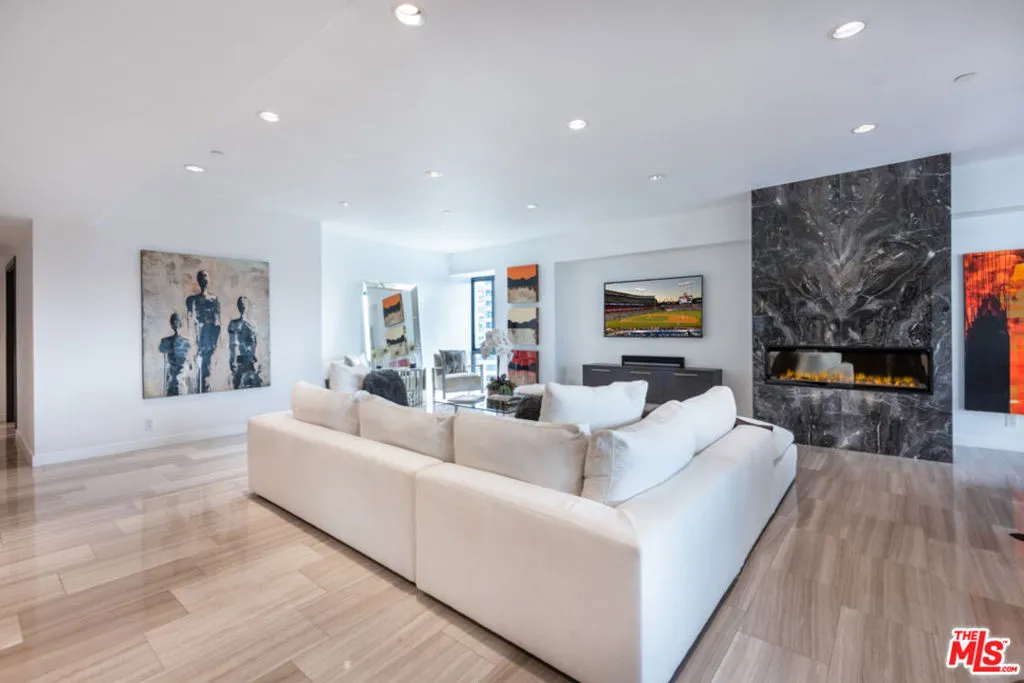 Los Angeles, California 90024, United States, 2 Bedrooms Bedrooms, ,2 BathroomsBathrooms,Residential,Active,135825