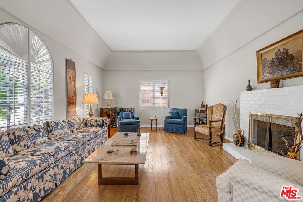 3141 E La Suvida Drive