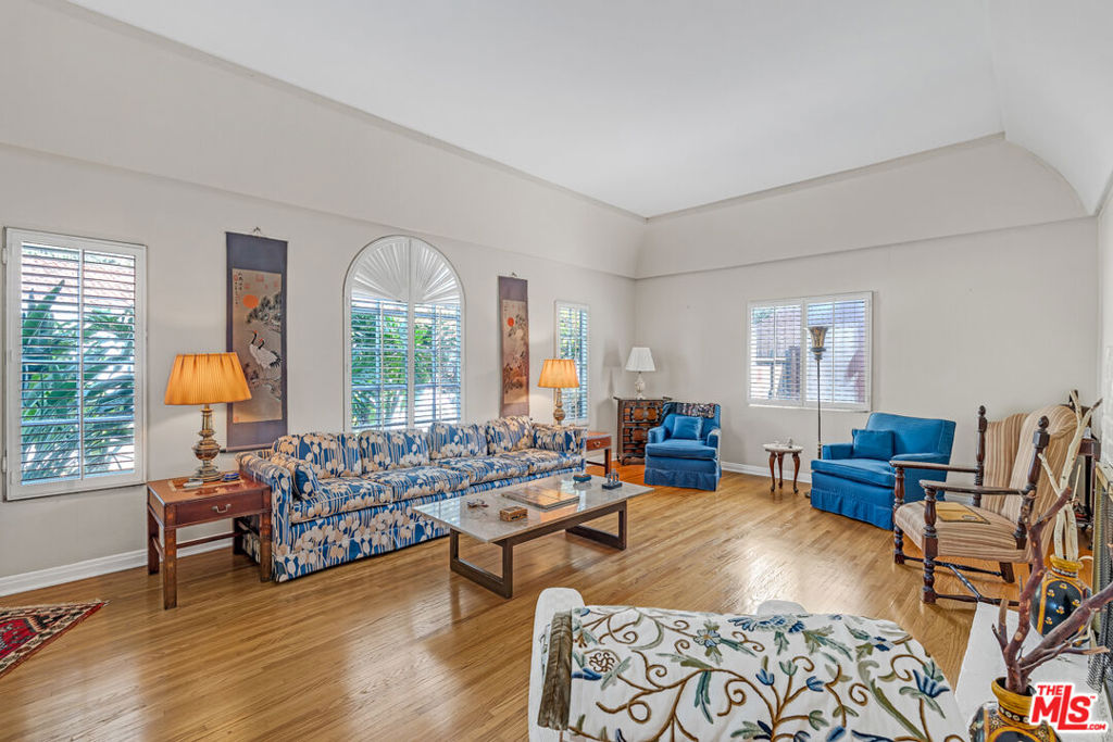 3141 E La Suvida Drive