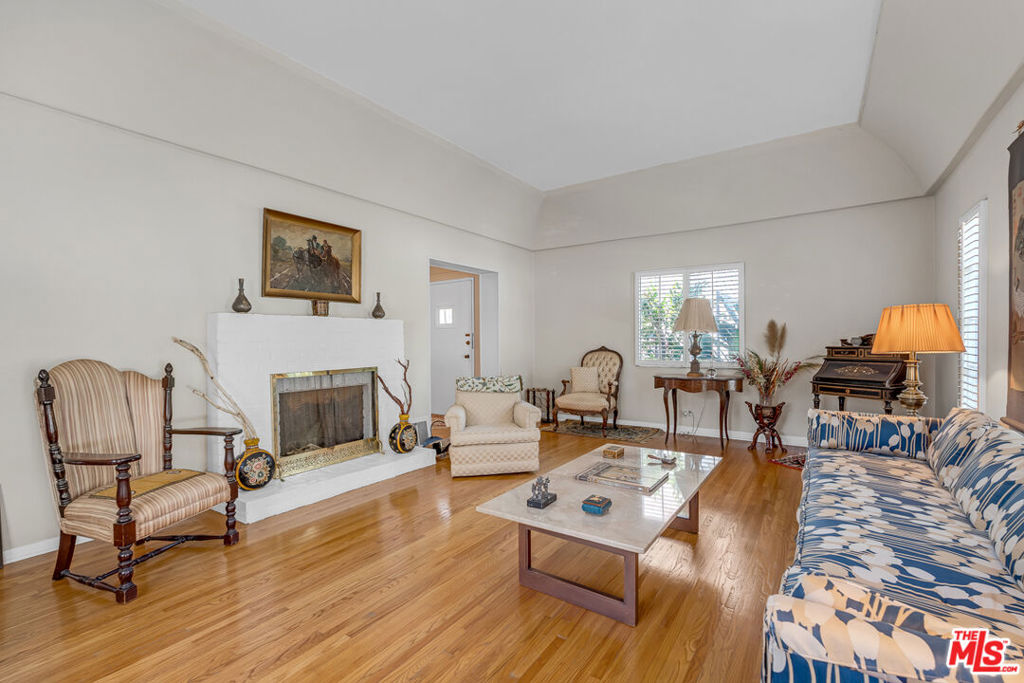 3141 E La Suvida Drive