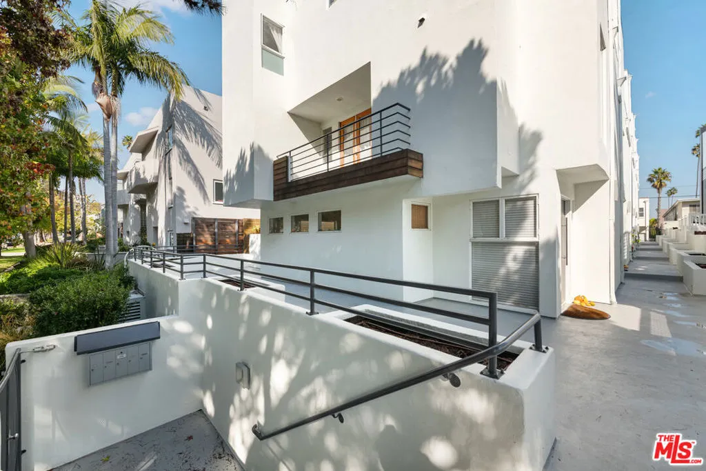 Santa Monica, California 90403, United States, 3 Bedrooms Bedrooms, ,3 BathroomsBathrooms,Residential,Active,251493